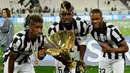 Kingsley Coman, Paul Pogba dan Patrice Evra (kiri ke kanan) berfoto bersama dengan trofi Serie A 2014-15 di Juventus Arena, Italia, (23/5/2015). Ini merupakan Gelar ke-31 Juventus di Serie A. (Reuters/Giorgio Perottino)