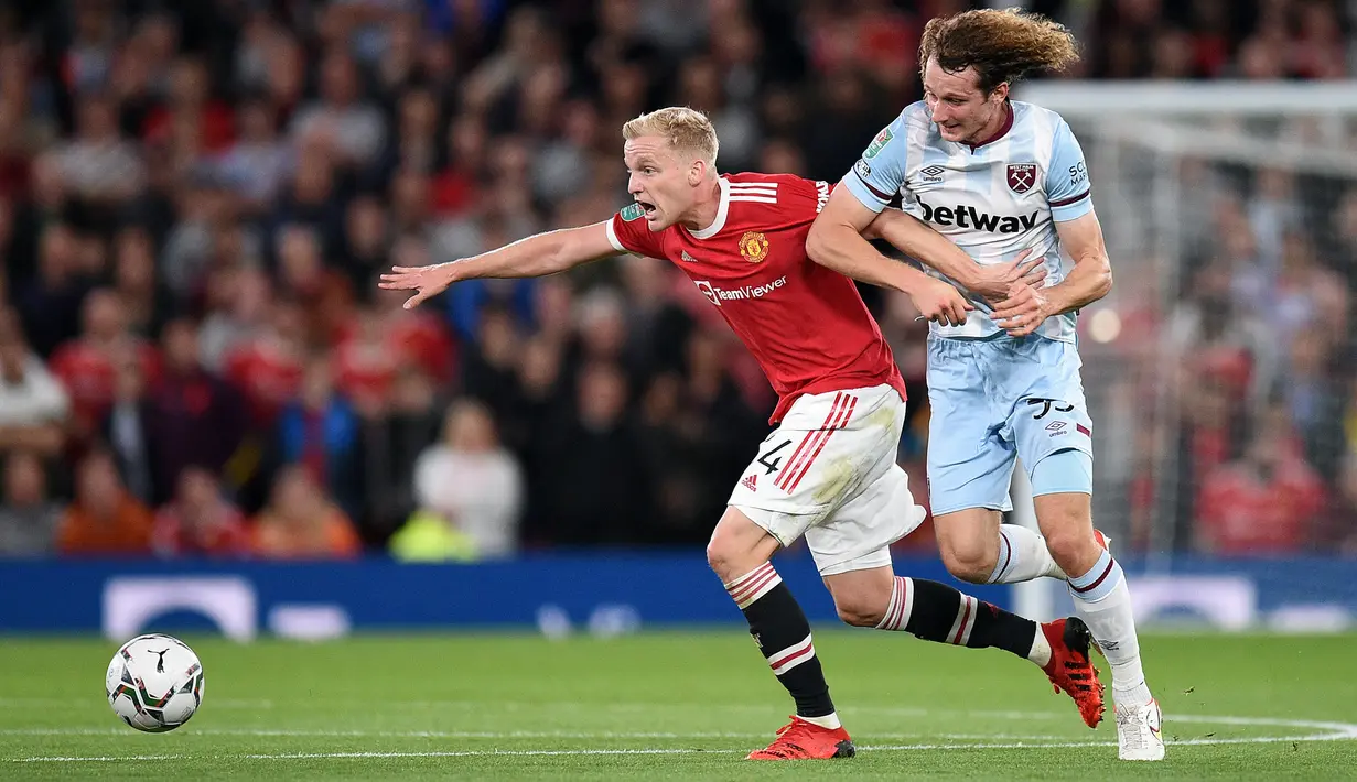 Donny van de Beek. Sejak didatangkan dari Ajax Amsterdam pada 2020/2021 lalu, ia belum tampil sesuai ekspektasi bersama Manchester United. Bahkan musim ini dirinya baru tampil dalam 3 laga tanpa sebuah gol pun. Musim lalu ia hanya mencetak 1 gol dan 2 assist dalam 36 laga. (AFP/Oli Scarff)