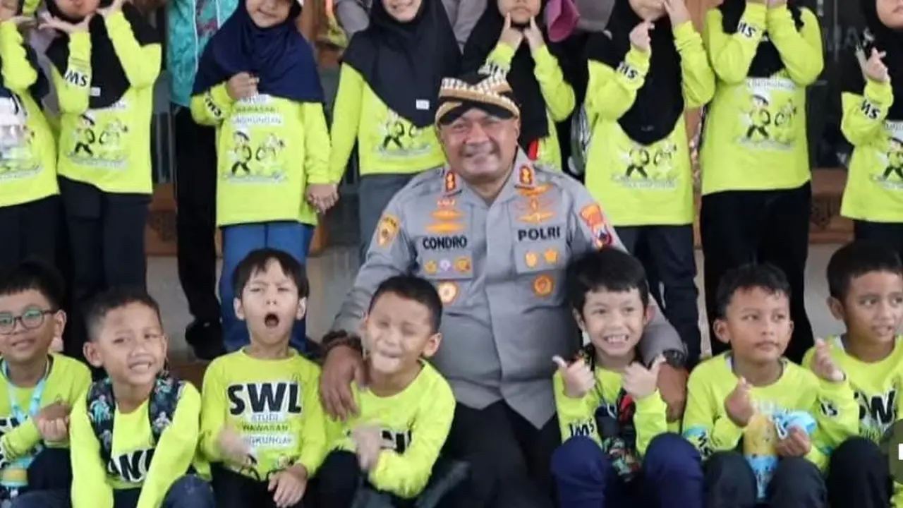 Kapolresta surakarta akbp condro sasongko temui murid tk di polresta surakarta. (merdeka.com/arie sunaryo).