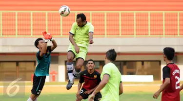 Pemain Persipasi Bandung Raya (PBR), Leonard Tupamahu menyundul bola saat laga melawan Bekasi Putra di Stadion Patriot, Bekasi, Selasa (25/8/2015). Jelang berlaga di Piala Presiden 2015, PBR terus mematangkan pola. (Liputan6.com/Helmi Fithriansyah) 