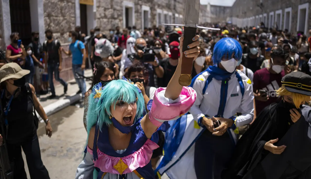 <p>Penggemar anime dan video game Kuba berpakaian seperti pahlawan atau karakter favorit mereka, berparade Cosplay di sela-sela Pameran Buku Internasional Havana, di Havana, Sabtu (23/4/2022). (AP Photo/ Ramon Espinosa)</p>