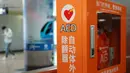 Sebuah automated external defibrillator (AED) terlihat di Stasiun Kereta Bawah Tanah Xidan di Beijing, China, 27 Oktober 2020. Beijing pada Selasa (27/10) mulai melengkapi sistem transportasi berbasis relnya dengan AED. (Xinhua/Zhang Chenlin)