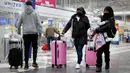 Wisatawan tiba untuk penerbangan di Bandara Internasional O'Hare di Chicago, Illinois pada 16 Maret 2021. Administrasi Keamanan Transportasi menyaring lebih dari 1,34 juta pelancong pada 12 Maret, jumlah tertinggi sejak dimulainya pandemi virus corona COVID-19. (Scott Olson/Getty Images/AFP)