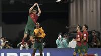 Penyerang Portugal Cristiano Ronaldo berselebrasi setelah mencetak gol dari titik penalti ke gawang Ghana pada duel grup H Piala Dunia 2022 di stadion 974, Kamis (24/11/2022). Pemain yang sudah berusia 37 tahun itu terlihat semringah seusai mencetak gol. Selebrasi khasnya sudah kembali.  (AP Photo/Hassan Ammar)