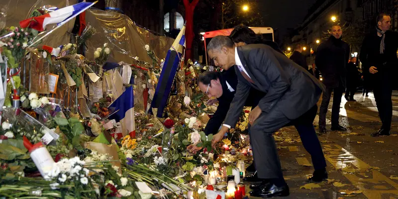 20151129-Para Pemimpin Dunia Letakkan Karangan Bunga di Lokasi Teror Paris