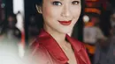 Sering pamer bared face, ternyata wanita 35 tahun ini cocok banget menggunakan makeup tebal. Begini salah satu inspirasi gaya makeup bold dengan bulu mata tebal dan panjang ala pemeran Iriana di film 'Jokowi'. Lipstik merah menyala juga membuat Phia makin anggun.(Liputan6.com/IG/@prisia)
