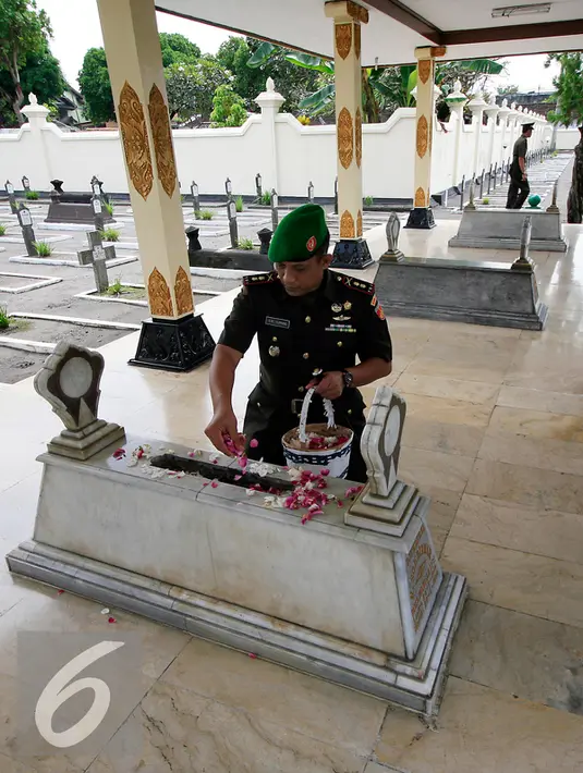 Dandim 0734 Yogyakarta Letkol Inf Hotlan Maratua Gurning menaburkan bunga di atas makam Jendral Soedirman di Taman Makam Pahlawan Kusumanegara Yogyakarta, (1/3/2016). (Liputan6.com/Boy Harjanto)
