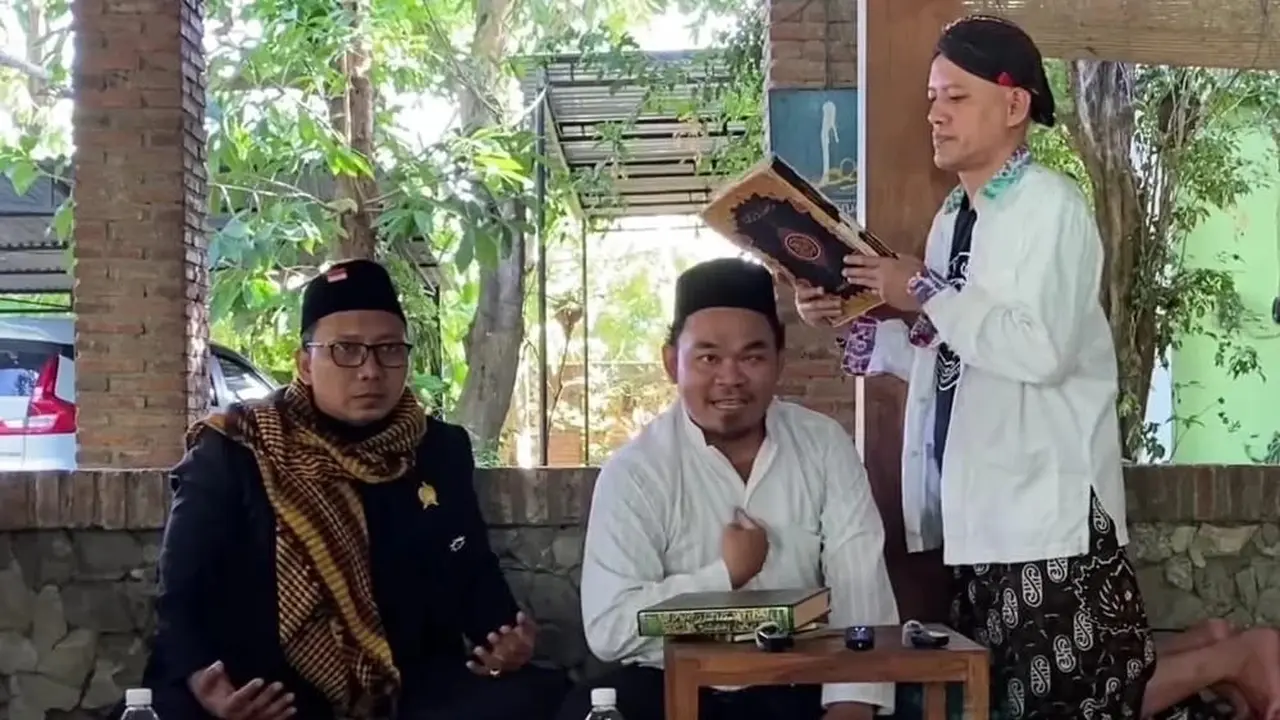 Jagat maya dalam dua hari ini dibikin heboh seorang pria asal Kudus, Jawa Tengah yang mengaku sebagai Imam Mahdi. (Tangkapan layar YouTube)