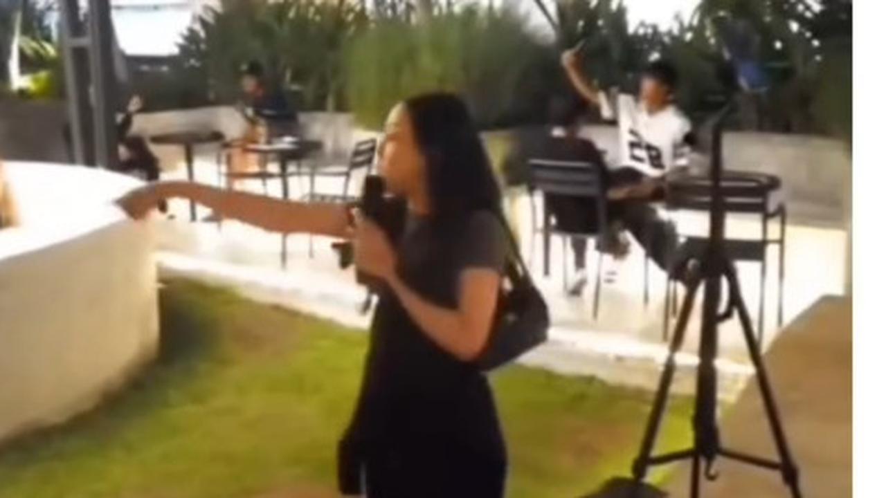 Cewek ini Pinjam Mikrofon saat Live Music, Dikira Mau Nyanyi Ternyata Tagih Utang 'Nongkrong Elit Ekonomi Sulit