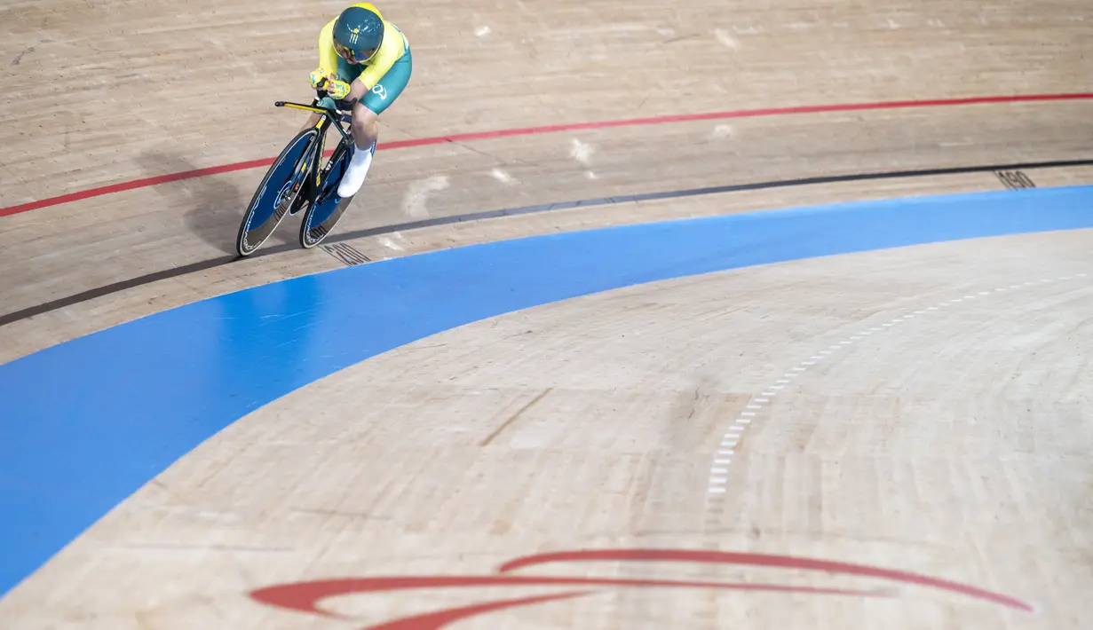 Atlet balap sepeda asal Australia, Paige Greco berkompetisi pada nomor C1-3, 3000 m pursuit putri Paralimpiade Tokyo 2020 di Izu Velodrome, Rabu (25/8/2021). Greco mengukir catatan waktu tercepat, 3:50.815  sekaligus menjadi rekor dunia yang baru. (Charly TRIBALLEAU / AFP)