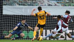 Bek Aston Villa, Tyrone Mings, berusaha menghalau bola saat melawan Wolverhampton Wanderers pada laga Liga Inggris di Stadion Molineux, Minggu (13/12/2020). Aston Villa menang dengan skor 0-1. (Rui Viera/Pool/AFP)