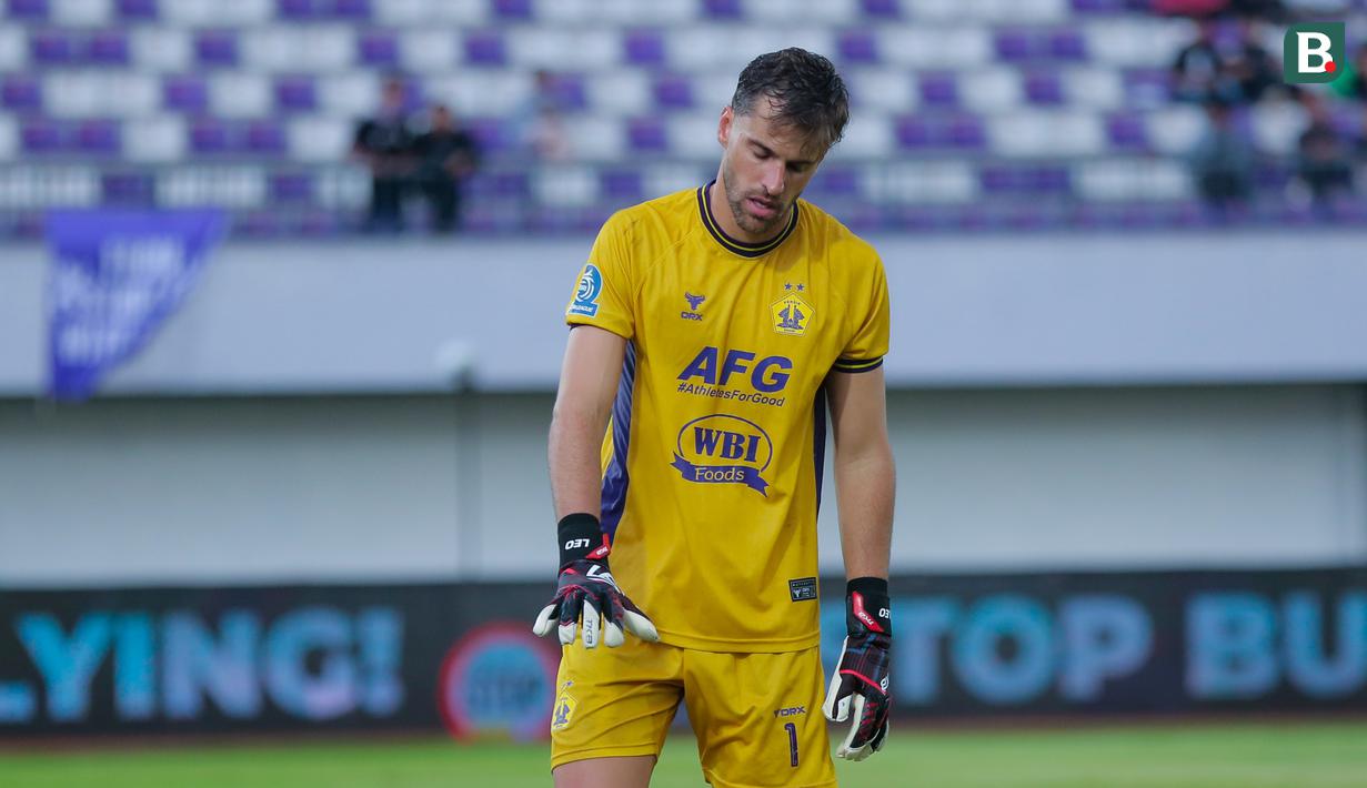 Kiper Persik Kediri, Leonardo Navacchio, tertunduk lesu setelah timnya ditaklukkan Persita Tangerang dalam laga lanjutan BRI Super League 2025/2026 di Stadion Indomilk Arena, Minggu (21/12/2025) sore WIB. (Bola.com/ M Iqbal Ichsan)