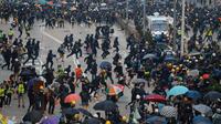 Polisi bentrok dengan demonstran di Hong Kong, Minggu (29/9/2019). Dalam bentrokan tersebut demonstran melempari batu dan bom bensin ke arah aparat. (AP Photo/Gemunu Amarasinghe)