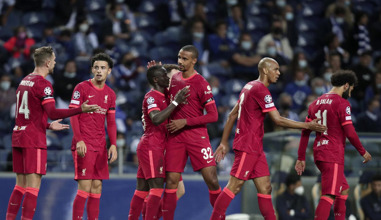 Penyerang Liverpool, Sadio Mane (ketiga kiri) berselebrasi dengan rekan setimnya usai mencetak gol ke gawang Porto pada pertandingan grup B Liga Champions di stadion Dragao di Porto, Portugal, Rabu (29/9/2021). Dengan hasil ini, Liverpool masih berada di puncak klasemen dengan 6 poin. (AP Photo/Luis