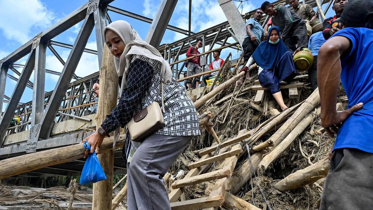 FOTO: Warga Memanjat Puing Kayu Demi Menyeberangi Sungai Peusangan