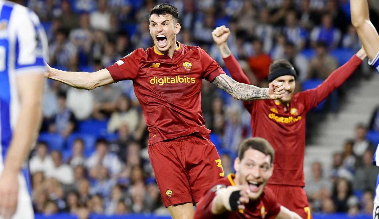 Pemain AS Roma, Roger Ibanez, merayakan kemenangan atas Real Sociedad pada babak 16 besar leg kedua di Stadion Reale Arena, Jumat (17/3/2023). Bertandang ke markas lawan, Roma membawa modal kemenangan 2-0 dari laga leg pertama Liga Europa di Italia. (AP Photo/Alvaro Barrientos)
