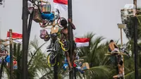 Lomba panjat pinang merupakan perlombaan kolosal yang seringkali diadakan secara besar-besaran dan paling diminati setiap perayaan hari kemerdekaan Repubik Indonesia. (Liputan6.com/Angga Yuniar)