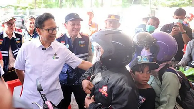 Menkes Budi ingatkan pemudik di Pelabuhan Ciwandan Banten untuk beristirahat bila merasa lelah. (Foto: Dok Sehat Negeriku)