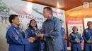 Presiden Honeywell Indonesia, Alex J. Pollack memberikan penghargaan kepada guru peserta HESA (Honeywell Educators at Space Academy) 2017 di Jakarta, Rabu (4/10). (Liputan6.com/Faizal Fanani)