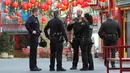 Polisi melakukan penyelidikan kasus penikaman yang menewaskan dua orang di Chinatwown, Los Angeles, AS (26/1). Menurut petugas setempat, korban adalah pria lanjut usia yang berumur 60 tahun. (AP Photo / Reed Saxon)