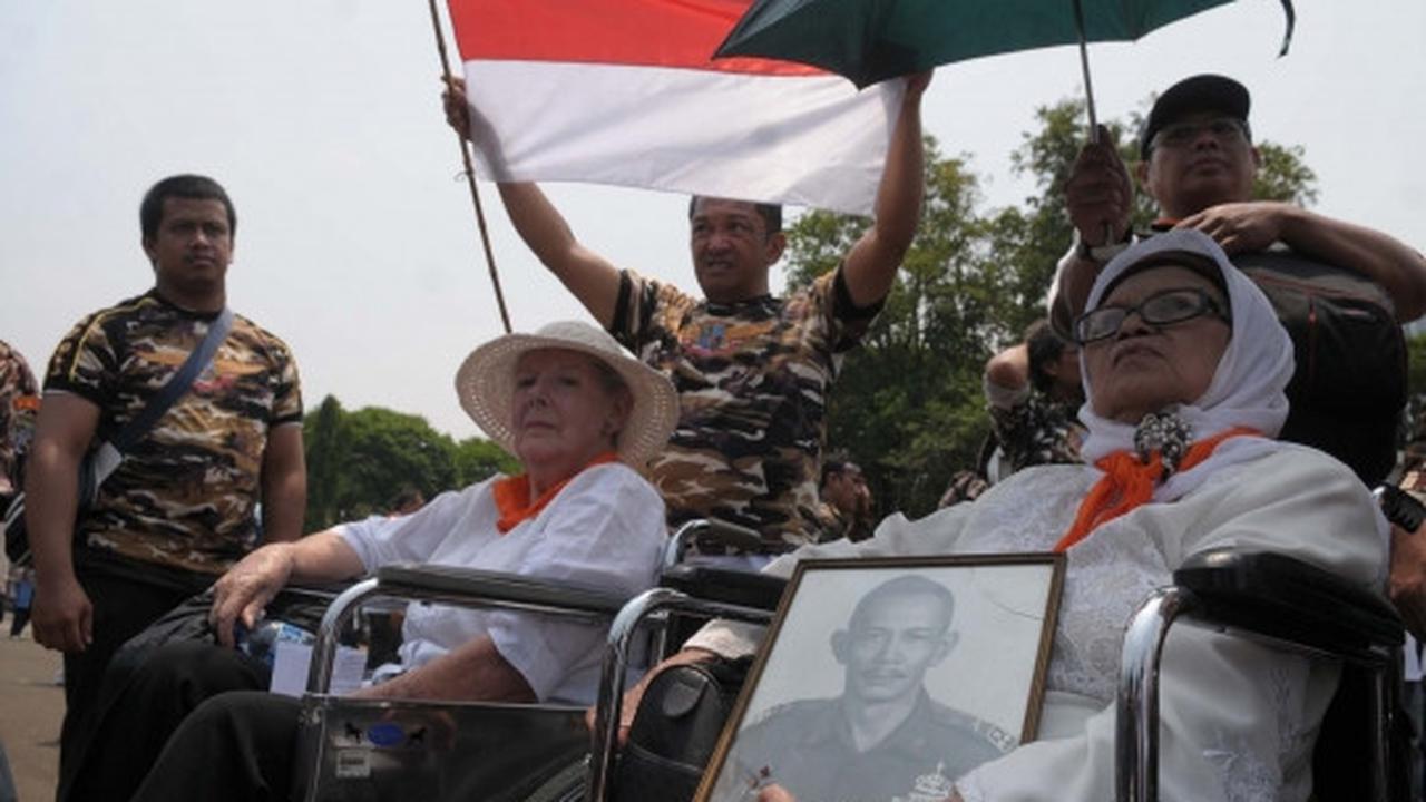 Pakai kursi roda, para veteran demo tolak RPP rumah negara