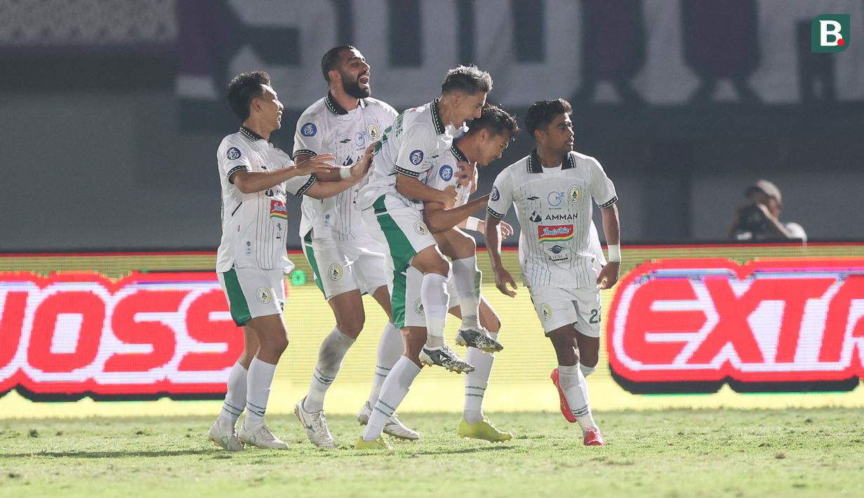 <p>Selebrasi para pemain PSS Sleman setelah Riki Saputro (kedua kanan) mencetak gol ketiga ke gawang Persita Tangerang pada laga pekan ke-9 BRI Liga 1 2023/2024 di Stadion Indomilk Arena, Tangerang, Jumat (18/8/2023). (Bola.com/Abdul Aziz)</p>