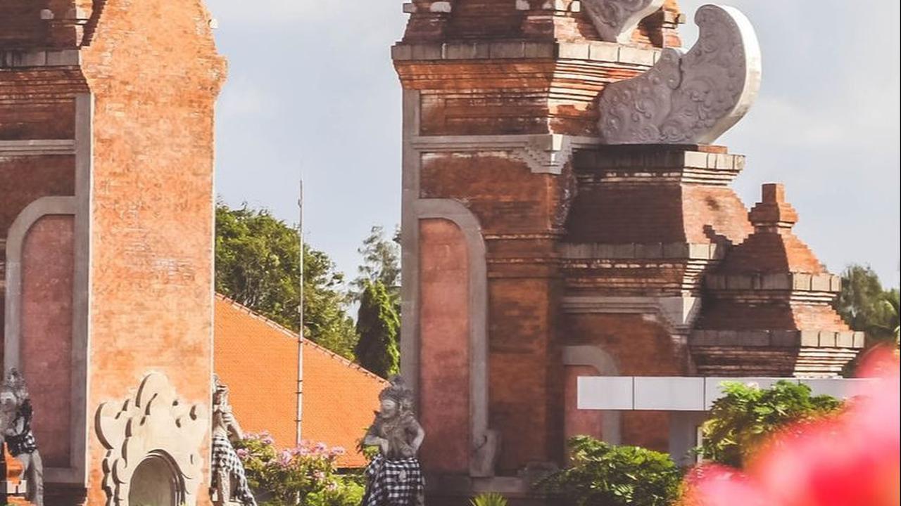 Hargai Masyarakat Hindu yang Tengah Beribadah, Aksi Pria Tuntun Motor saat Lewat Ini Tuai Pujian