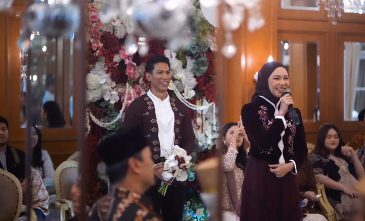 6 Model Dress Dara Arafah saat Lamaran, Anggun dalam Balutan Burgundy Elegan yang Memukau