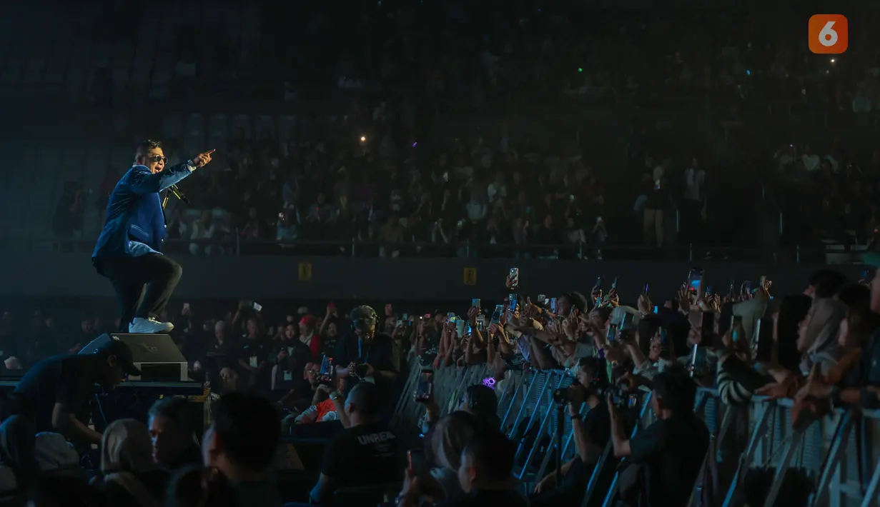 Penonton menyaksikan penampilan grup musik UNGU dalam konser 30 Tahun Berkarya di Tennis Indoor Senayan, Jakarta, Jumat (30/10/2026). Konser bertajuk Waktu Yang Dinanti – Final Chapter tersebut menjadi momen nostalgia bersama para penggemar yang telah mengikuti perjalanan musik UNGU selama tiga dekade. (KLY/Budy Santoso)