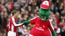 Maskot legendaris itu dipecat oleh manajeman The Gunners lantaran mereka berusaha menekan pengeluaran di masa pandemi virus corona ini. (AFP/Adrian Dennis)