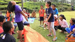 Citizen6, Jakarta: Peserta APMA berkumpul melakukan permainan tebak nama. Terdiri dari dua kelompok yang saling berhadapan dibatasi tirai pembatas. Saat pembatas diturunkan peserta harus menebak siapa yang ada dibalik tirai. (Pengirim: Julie Indahrini)