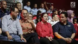 Komisaris EMTEK Soeyono berbincang dengan Menhub Budi Karya, Menko PMK Puan Maharani dan Ketua INASGOC Erick Thohir saat menghadiri 100 Hari Menuju Asian Games 2018, di Studio 6 Emtek City, Jakarta Kamis (10/5). (Liputan6.com/Faizal Fanani)