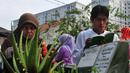 Sebuah keluarga melakukan ziarah dan doa di makam kerabatnya di TPU Karet Bivak, Jakarta, Senin (28/7/14). (Liputan6.com/Johan Tallo)