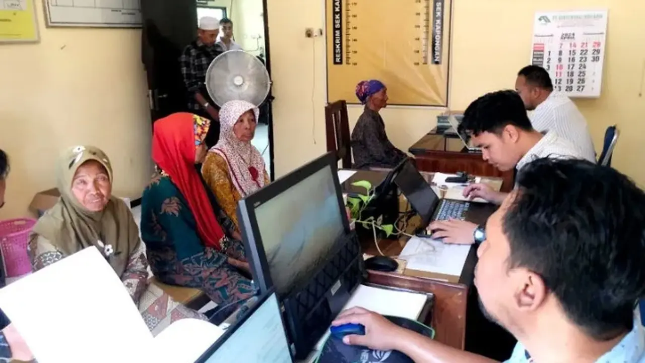 Penyidik Satreskirm Polres Situbondo memeriksa sejumlah saksi di Polsek Kapongan Situbondo Terkait dugaan penyelewengan bansos 10 Kilogram beras dari Kemensos RI (Istimewa)