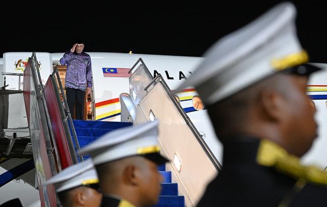 Dilepas dengan Penuh Hormat