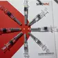 Kandidat vaksin Sinovac Biotech LTD untuk virus corona Covid-19 diperlihatkan dalam Pameran Internasional China untuk Perdagangan Jasa (CIFTIS) di Beijing pada 6 September 2020. Untuk pertama kalinya, China akhirnya resmi memamerkan produk dalam negeri vaksin COVID-19. (NOEL CELIS/AFP)