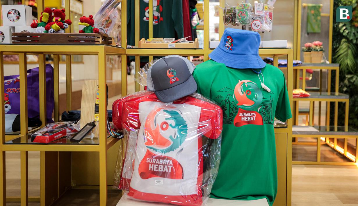 Berbagai barang seperti gantungan kunci, kaos, topi, hingga boneka diperjualkan di sana. (Bola.com/Bagaskara Lazuardi)