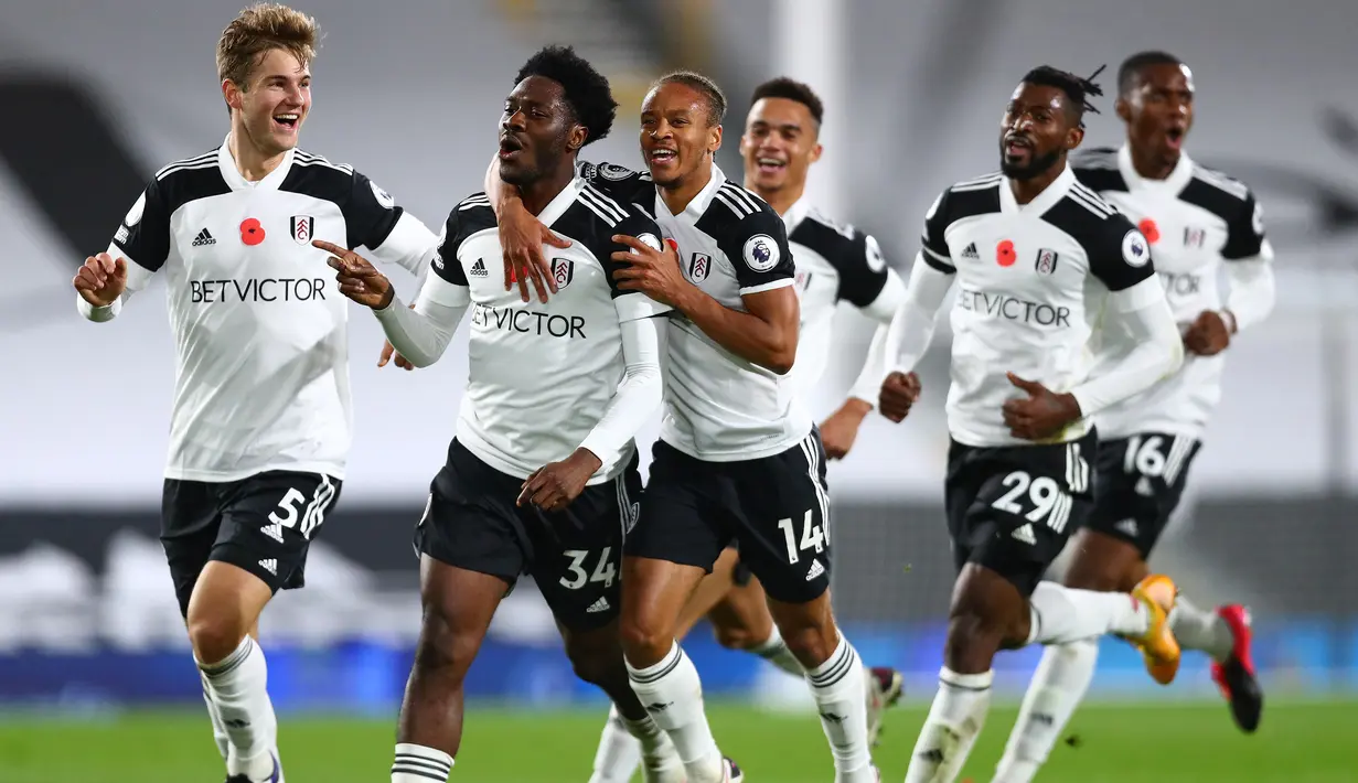 Pemain Fulham merayakan gol yang dicetak Ola Aina ke gawang West Bromwich pada laga lanjutan Liga Inggris di Craven Cottage, Selasa (3/11/2020) dini hari WIB. Fulham menang 2-0 atas West Bromwich. (AFP/Clive Rose/pool)