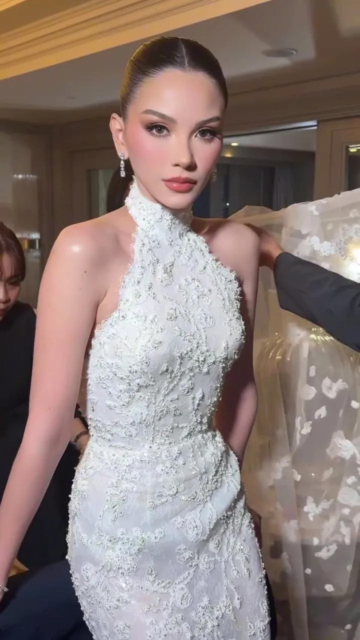9 Potret Detail Dress Alyssa Daguise di Intimate Dinner Pernikahan dengan Al Ghazali