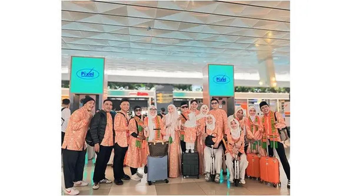 Seragam Umrah Ayu Ting Ting Sekeluarga Ternyata Rancangan Desainer Indonesia