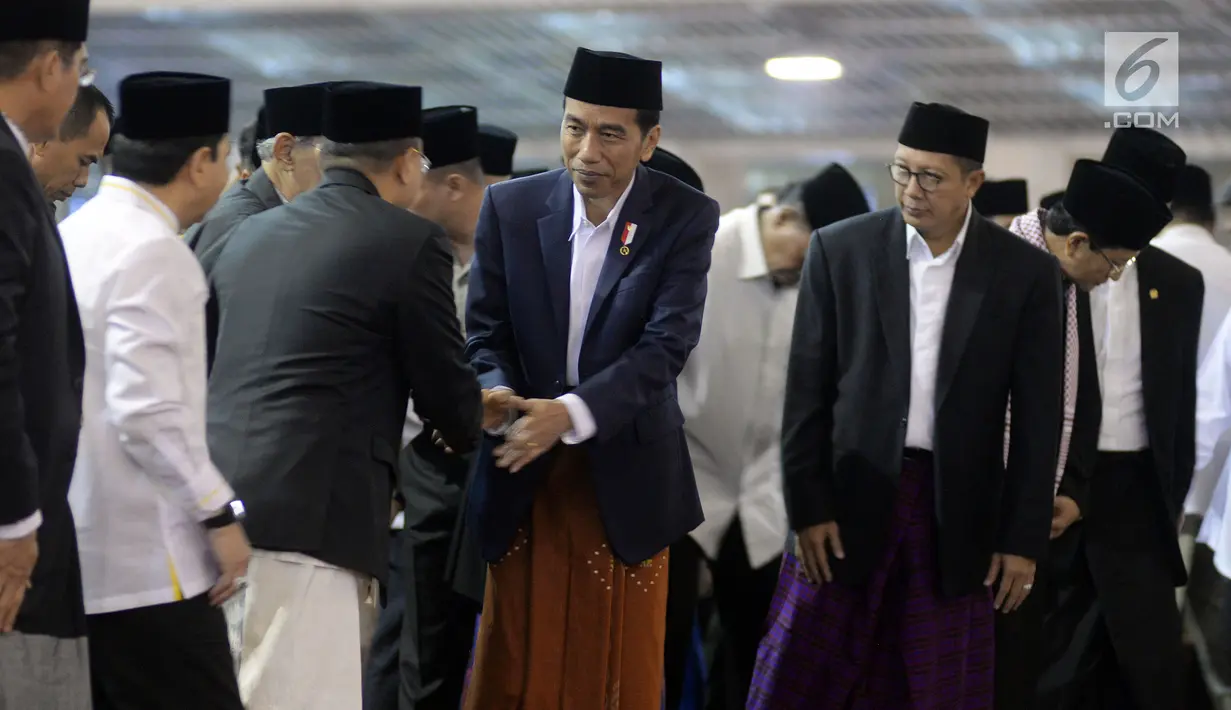 Presiden Joko Widodo (Jokowi) tiba untuk melaksanakan Salat Idul Fitri di Masjid Istiqlal, Jakarta, Minggu (25/6). Pemerintah menetapkan 1Syawal 1438 H pada Minggu (25/6) setelah menunaikan 29 hari ibadah puasa. (Liputan6.com/Johan Tallo)