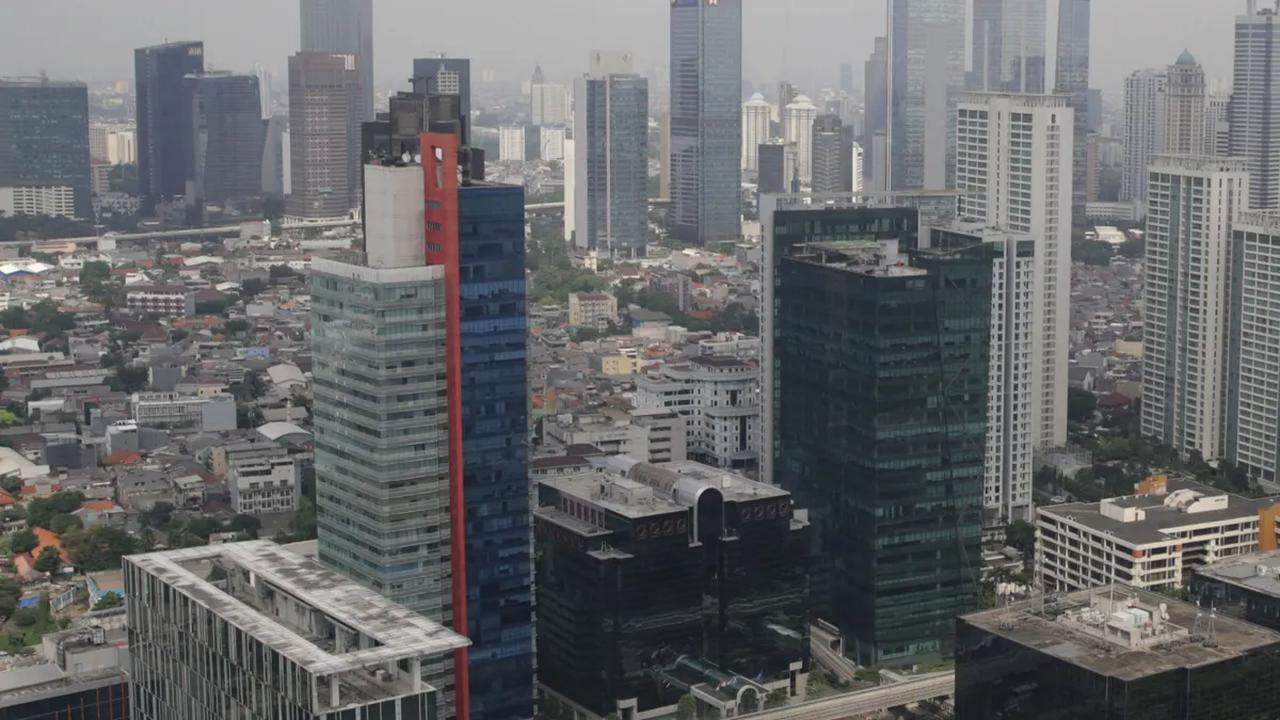 Lebih lanjut, Jokowi mengapresiasi upaya jajarannya dalam menjaga pertumbuhan ekonomi di kisaran 5 persen. Namun ia tetap mengingatkan agar terus berhati-hati.