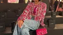 Pelantun hit Every Summertime itu melengkapi penampilannya  dengan tas Chanel Mini Flap Bag warna dark pink yang senada dengan atasan dan eyeshadow-nya. [@anggun_cipta/@nikizefanya/@asmaraabigail]