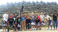 Pemain, pelatih, dan official PSM ramai-ramai berwisata ke Candi Borobudur, Senin (22/8/2016), seusai mengalahkan Persija sehari sebelumnya. (Bola.com/Abdi Satria)