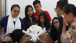 Kesedihan kerabat saat melihat jenazah penyanyi senior Eddy Silitonga yang disemayamkan di rumah duka RS Fatmawati, Jakarta, Kamis (25/8). Eddy Silitonga mengembuskan napas terakhirnya pada dini hari tadi di usia 67 tahun. (Liputan6.com/Immanuel Antonius)