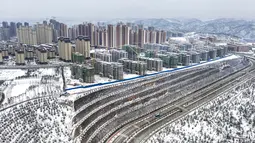 Foto dari udara yang diabadikan pada 23 November 2020 ini menunjukkan pemandangan Kota Yan'an yang diselimuti salju di Provinsi Shaanxi, China barat laut. (Xinhua/Tao Ming)