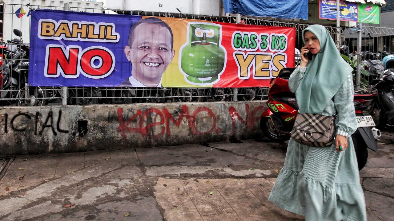 Paska Kelangkaan Gas LPG 3 Kg, Spanduk Kekecewaan Warga Bermunculan di Sejumlah Jalan Ibukota Jakarta.