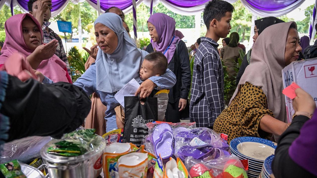 FOTO: Antusiasme Warga Sambut Aksi Sosial Ramadan di Surabaya
