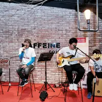 Sheila on 7 saat saat hadir di SCBD, didapuk sebagai brand ambbassador media sosial karya anak bangsa Indonesia, BuzzBuddies. (Adrian Putra/Bintang.com)