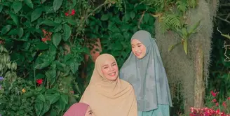 Dewi Sandra lewat brand busana muslimnya Doa memberikan tutorial 1 bergi 3 gaya yang bisa dipakai segala acara dari kasual sampai formal. [Foto: @doa.indonesia]